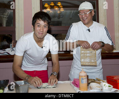 Delray, Florida, USA. Feb 19, 2014. KEI NISHIKORI (JPN) apprend à faire des sushis par célèbre Iron chef Masaharu Morimoto. Les deux a diverti la foule qui était venu pour voir le faire exhibitIron sushi à la Boca Resort & Club à Boca Raton, en Floride. Nishikori est en ville à l'affiche à l'ouverture de Delray Beach en 2014 et, plus récemment, a remporté l'US 2014 ChampIronship Tennis intérieur.Photographe Andrew Patron/BigShot.2014 ATP 250 Delray Beach Tennis - l'ouvrir par le Vénitien Las Vegas - Jour 3 - Mercredi 19 février 2014 - Delray Beach Tennis Center et Stade - Delray Beach - Floride - USA.© B Banque D'Images