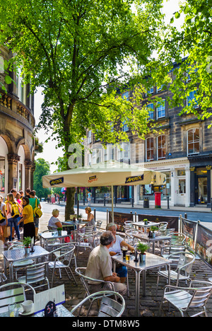 Le café sur place Royal Parade en dehors de la pompe Royale House Museum, Harrogate, North Yorkshire, England, UK Banque D'Images