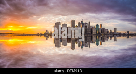 Le quartier financier de la ville de New York dans le Lower Manhattan à partir de l'autre côté de l'East River. Banque D'Images