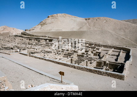 Worker's village de Deir el Medina : vue sur les murs des maisons anciennes Banque D'Images