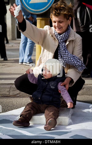 Sarajevo, Bosnie, . Feb 19, 2014. Manifestation devant le palais présidentiel le 14e jour de manifestations contre le taux élevé de chômage, la corruption des élites et la privatisation des tissus dans tout le pays. Les protestataires exigent l'intervention de l'UE à résoudre cette crise. Les manifestants étaient environ une centaine aujourd'hui et ont peur que leur nombre diminuer. Les étudiants ne sont pas nombreux dans les manifestations parce qu'ils sont l'objet de chantage de l'université. Credit : Aurore Belot/NurPhoto ZUMAPRESS.com/Alamy/Live News Banque D'Images