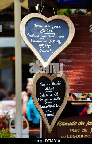 Menus en forme de coeur dans un restaurant à Chamonix, France. Banque D'Images