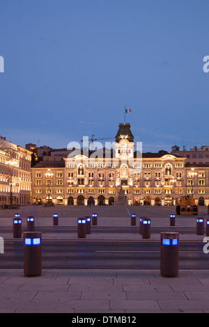 La belle ville de Trieste planté en face de la mer Adriatique Banque D'Images