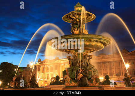 Fontaine de la Place de la Concorde au crépuscule, Paris, France Banque D'Images