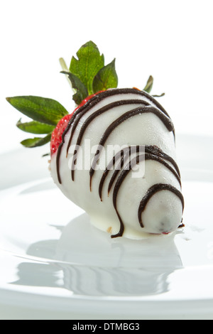 Fraise chocolat servi sur une plaque blanche isolé sur fond blanc Banque D'Images