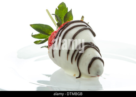 Fraise chocolat servi sur une plaque blanche isolé sur fond blanc Banque D'Images