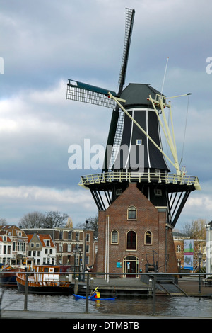 Moulin ''De Adriaan'', situé sur la rivière Spaarne Haarlem, en Hollande du Nord, Pays-Bas Banque D'Images