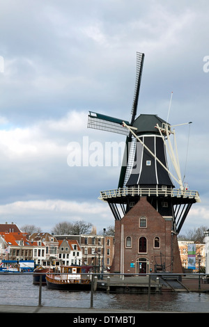 Moulin ''De Adriaan'', situé sur la rivière Spaarne Haarlem, en Hollande du Nord, Pays-Bas Banque D'Images