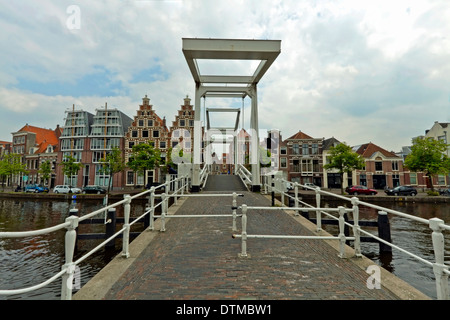 Gravestenenbrug, un célèbre pont-levis au River Spaarne, Haarlem, Hollande du Nord, aux Pays-Bas. Banque D'Images