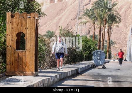 Légende de Taba, Egypte. Feb 18, 2014. Les touristes de l'Inde arrivent en Egypte après avoir traversé le port des terres de Taba le 18 février 2014, deux jours après un bus touristique a explosé dans le sud du Sinaï égyptien resort ville près de la frontière avec Israël. L'attentat le 16 février était la première ciblant les touristes depuis le renversement militaire du président islamiste Mohamed Morsi en juillet a déclenché une campagne militante qui a tué des dizaines de policiers et de soldats. © Nameer Galal/NurPhoto ZUMAPRESS.com/Alamy/Live News Banque D'Images