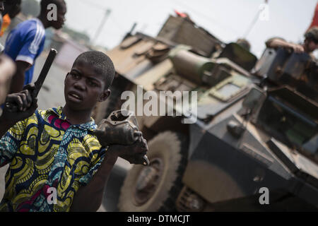 17 février 2014 - La tension entre chrétiens et sangaris zone fromPK12, parce qu'ils veulent que la route ouverte. Sangaris est de protéger les musulmans avec la MISCA. Les réfugiés sont des musulmans autour de la mosquée de PK12 et la moitié. Ils sont en attente d'un camion à un congé pour le Tchad. Les chrétiens veulent s'en aller. Ils semble être prêt à se battre mais ils n'ont pas de vraies armes. (Crédit Image : © Laurence Geai/NurPhoto ZUMAPRESS.com) / Banque D'Images