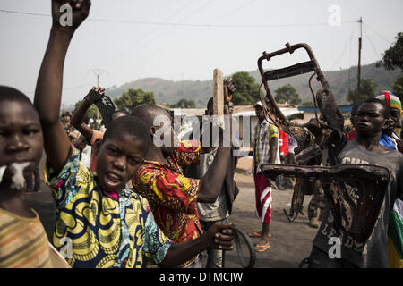 17 février 2014 - La tension entre chrétiens et sangaris zone fromPK12, parce qu'ils veulent que la route ouverte. Sangaris est de protéger les musulmans avec la MISCA. Les réfugiés sont des musulmans autour de la mosquée de PK12 et la moitié. Ils sont en attente d'un camion à un congé pour le Tchad. Les chrétiens veulent s'en aller. Ils semble être prêt à combattre, mais avec de fausses armes. (Crédit Image : © Laurence Geai/NurPhoto ZUMAPRESS.com) / Banque D'Images