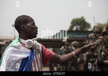 17 février 2014 - La tension entre chrétiens et sangaris zone fromPK12, parce qu'ils veulent que la route ouverte. Sangaris est de protéger les musulmans avec la MISCA. Les réfugiés sont des musulmans autour de la mosquée de PK12 et la moitié. Ils sont en attente d'un camion à un congé pour le Tchad. Les chrétiens veulent s'en aller. Ils semble être prêt à combattre, mais avec de fausses armes. (Crédit Image : © Laurence Geai/NurPhoto ZUMAPRESS.com) / Banque D'Images