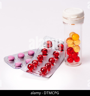 Tas de pilules colorées des antécédents médicaux. Banque D'Images
