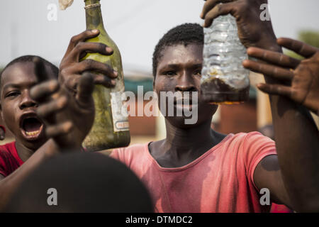 17 février 2014 - La tension entre chrétiens et sangaris zone fromPK12, parce qu'ils veulent que la route ouverte. Sangaris est de protéger les musulmans avec la MISCA. Les réfugiés sont des musulmans autour de la mosquée de PK12 et la moitié. Ils sont en attente d'un camion à un congé pour le Tchad. Les chrétiens veulent s'en aller. Ils veulent aussi de les tuer. Les jeunes hommes se tenant deux bouteille avec quelques morceaux de verre de l'intérieur.Il veut faire du feu pour eux et envoyer aux musulmans, mais il n'a pas de pétrole. (Crédit Image : © Laurence Geai/NurPhoto ZUMAPRESS.com) / Banque D'Images