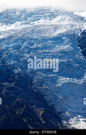 Vol parapente en face du Glacier des Bossons au-dessus de Chamonix (France). Banque D'Images