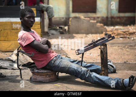 17 février 2014 - La tension entre chrétiens et sangaris zone fromPK12, parce qu'ils veulent que la route ouverte. Sangaris est de protéger les musulmans avec la MISCA. Les réfugiés sont des musulmans autour de la mosquée de PK12 et la moitié. Ils sont en attente d'un camion à un congé pour le Tchad. Les chrétiens veulent s'en aller. Ils semble être prêt à se battre mais ils n'ont pas de vraies armes. (Crédit Image : © Laurence Geai/NurPhoto ZUMAPRESS.com) / Banque D'Images