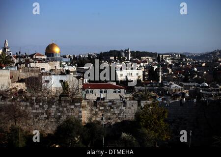 Jérusalem, Jérusalem, territoire palestinien. Feb 20, 2014. Une photo montre le Dôme du Rocher mosquée, troisième lieu saint de l'Islam, dans la vieille ville de Jérusalem, le 20 février 2014 Credit : Saeed Qaq/APA Images/ZUMAPRESS.com/Alamy Live News Banque D'Images