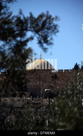 Jérusalem, Jérusalem, territoire palestinien. Feb 20, 2014. Une photo montre le Dôme du Rocher mosquée, troisième lieu saint de l'Islam, dans la vieille ville de Jérusalem, le 20 février 2014 Credit : Saeed Qaq/APA Images/ZUMAPRESS.com/Alamy Live News Banque D'Images