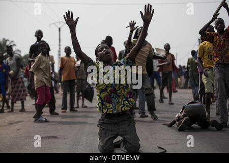 17 février 2014 - La tension entre chrétiens et sangaris zone fromPK12, parce qu'ils veulent que la route ouverte. Sangaris est de protéger les musulmans avec la MISCA. Les réfugiés sont des musulmans autour de la mosquée de PK12 et la moitié. Ils sont en attente d'un camion à un congé pour le Tchad. Les chrétiens veulent s'en aller. Ce garçon est imitant les musulmans. (Crédit Image : © Laurence Geai/NurPhoto ZUMAPRESS.com) / Banque D'Images