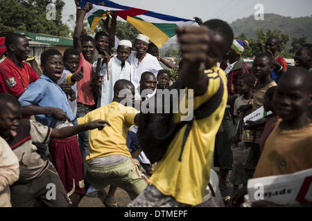 17 février 2014 - La tension entre chrétiens et sangaris zone fromPK12, parce qu'ils veulent que la route ouverte. Sangaris est de protéger les musulmans avec la MISCA. Les réfugiés sont des musulmans autour de la mosquée de PK12 et la moitié. Ils sont en attente d'un camion à un congé pour le Tchad. Les chrétiens veulent s'en aller. Certains d'entre eux sont le wearng vêtements musulmans. (Crédit Image : © Laurence Geai/NurPhoto ZUMAPRESS.com) / Banque D'Images