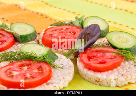 Craquelins de riz soufflé sandwiches avec des légumes sur nappe. Banque D'Images