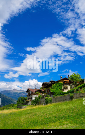 Maisons dans la vallée d'Aoste. Alpes, Italie Banque D'Images