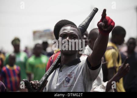 17 février 2014 - La tension entre chrétiens et sangaris zone fromPK12, parce qu'ils veulent que la route ouverte. Sangaris est de protéger les musulmans avec la MISCA. Les réfugiés sont des musulmans autour de la mosquée de PK12 et la moitié. Ils sont en attente d'un camion à un congé pour le Tchad. Les chrétiens veulent s'en aller. Ils semble être prêt à combattre, mais avec de fausses armes. (Crédit Image : © Laurence Geai/NurPhoto ZUMAPRESS.com) / Banque D'Images