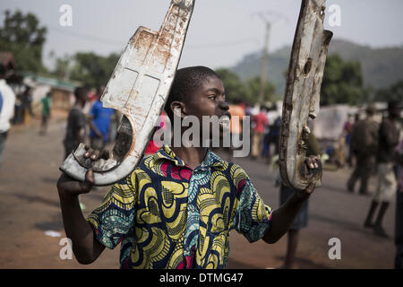 17 février 2014 - La tension entre chrétiens et sangaris zone fromPK12, parce qu'ils veulent que la route ouverte. Sangaris est de protéger les musulmans avec la MISCA. Les réfugiés sont des musulmans autour de la mosquée de PK12 et la moitié. Ils sont en attente d'un camion à un congé pour le Tchad. Les chrétiens veulent s'en aller. Ils semble être prêt à combattre, mais avec de fausses armes. (Crédit Image : © Laurence Geai/NurPhoto ZUMAPRESS.com) / Banque D'Images