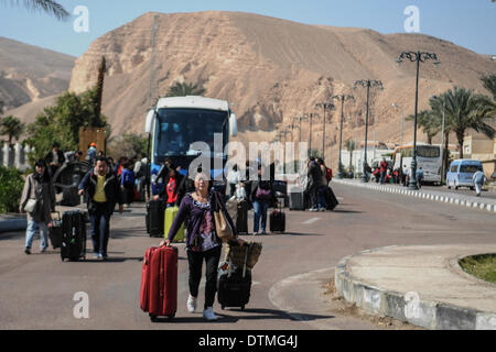 Légende de Taba, Egypte. Feb 18, 2014. Les touristes de l'Inde arrivent en Egypte après avoir traversé le port des terres de Taba le 18 février 2014, deux jours après un bus touristique a explosé dans le sud du Sinaï égyptien resort ville près de la frontière avec Israël. L'attentat le 16 février était la première ciblant les touristes depuis le renversement militaire du président islamiste Mohamed Morsi en juillet a déclenché une campagne militante qui a tué des dizaines de policiers et de soldats. © Nameer Galal/NurPhoto ZUMAPRESS.com/Alamy/Live News Banque D'Images