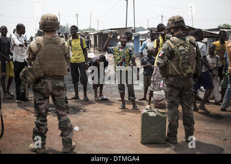 17 février 2014 - La tension entre chrétiens et sangaris zone fromPK12, parce qu'ils veulent que la route ouverte. Sangaris est de protéger les musulmans avec la MISCA. Les réfugiés sont des musulmans autour de la mosquée de PK12 et la moitié. Ils sont en attente d'un camion à un congé pour le Tchad. Les chrétiens veulent s'en aller. Ils provok sangaris. (Crédit Image : © Laurence Geai/NurPhoto ZUMAPRESS.com) / Banque D'Images