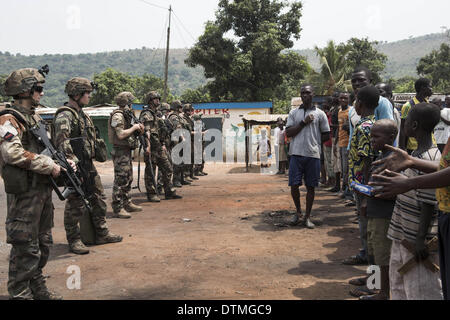 17 février 2014 - La tension entre chrétiens et sangaris zone fromPK12, parce qu'ils veulent que la route ouverte. Sangaris est de protéger les musulmans avec la MISCA. Les réfugiés sont des musulmans autour de la mosquée de PK12 et la moitié. Ils sont en attente d'un camion à un congé pour le Tchad. Les chrétiens veulent s'en aller. Ils semble être prêt à combattre, mais ils savent que sangaris est plus fort qu'eux. (Crédit Image : © Laurence Geai/NurPhoto ZUMAPRESS.com) / Banque D'Images