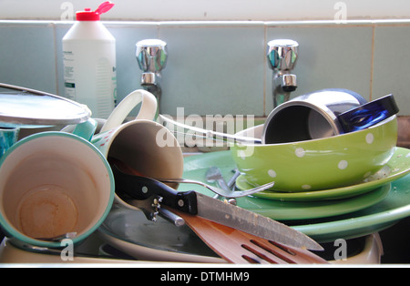 Évier de cuisine empilé avec des pots sales, Angleterre, Royaume-Uni Banque D'Images