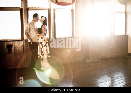 Rockabilly couple amour snuggle cuddle chaque autres au Queen Mary à Long Beach en Californie sur un bateau Banque D'Images