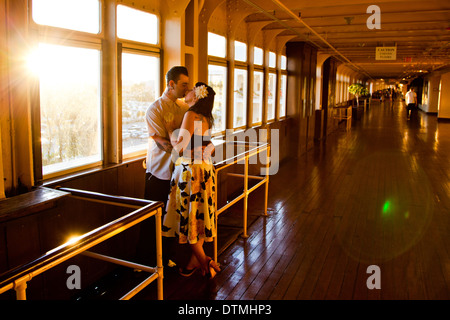 Rockabilly couple amour snuggle cuddle chaque autres au Queen Mary à Long Beach en Californie sur un bateau Banque D'Images