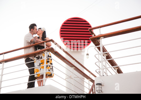 Rockabilly couple amour snuggle cuddle chaque autres au Queen Mary à Long Beach en Californie sur un bateau Banque D'Images