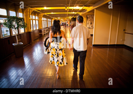 Rockabilly couple amour snuggle cuddle chaque autres au Queen Mary à Long Beach en Californie sur un bateau Banque D'Images