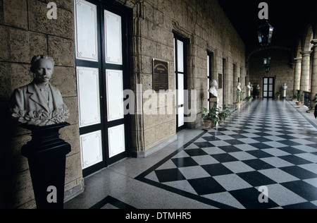 Le Musée de la ville de La Havane est situé dans un magnifique palais de 3 étages entourant une cour sur la Plaza de Armas, la vieille Havane, Cuba Banque D'Images