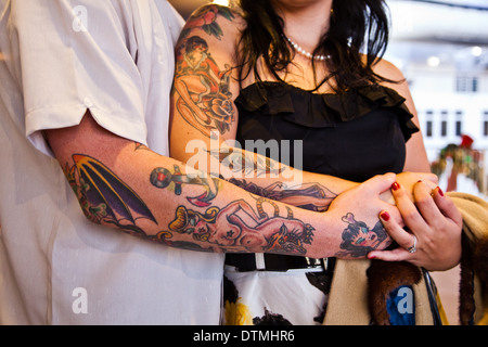 Rockabilly couple amour snuggle cuddle chaque autres au Queen Mary à Long Beach en Californie sur un bateau Banque D'Images