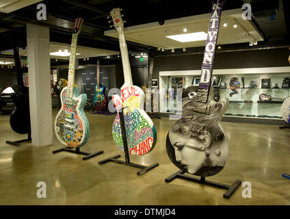 LA, Californie, USA. 20 févr. 2014. Les 10 pieds de haut sculptures art guitare Gibson qui ont bordé le SUNSET STRIP mettra fin à leur tour au long de l'année, le vendredi 21 février 2014, lorsqu'ils sont mis aux enchères pour la charité lors d'un gala à Bonham's à Los Angeles. Il s'agit de la troisième tranche de l'assemblée publique art project, et tous les profits de cette vente aux enchères bénéficiera à Music for Relief, l'organisation à but non lucratif fondée par des membres de Linkin Park pour appuyer les secours en cas de catastrophe, de fournir de l'aide aux survivants de catastrophes naturelles et de soutenir la prévention de telles catastrophes via des programmes environnementaux. © Robe Banque D'Images