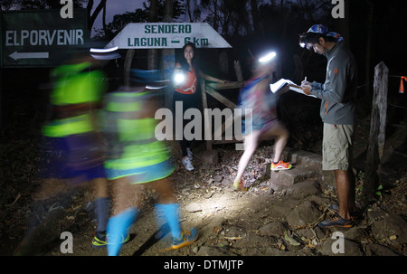 Les sports extrêmes, les coureurs en 25k 'Fuego y Agua' race, point de contrôle au départ du sentier du volcan Maderas, de l'île Ometepe, Nicaragua Banque D'Images