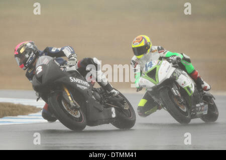 Phillip Island, Australie. Vendredi, 21 février, 2014. Les cavaliers du monde Supersport McConnell et Roberto Rolfo Billy en action au cours des essais libres session de la FIM Championnat du Monde Supersport tour à Phillip Island, en Australie. De fortes pluies et de fortes ailes entaché la première session pratique et seul un petit nombre de cavaliers à à la piste. Credit : Russell Hunter/Alamy Live News Banque D'Images