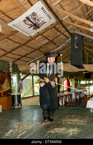 L'ARGENTINE, Buenos Aires, l'Estancia Santa Susana. Danseur traditionnel Gaucho dans une tenue typique. Banque D'Images