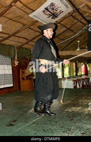L'ARGENTINE, Buenos Aires, l'Estancia Santa Susana. Danseur traditionnel Gaucho dans une tenue typique. Banque D'Images