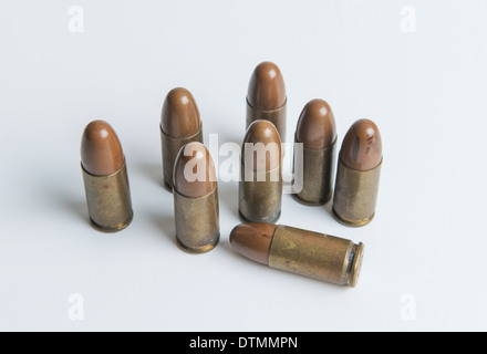 Huit anciennes balles de 9 mm d'une arme à la main. Banque D'Images