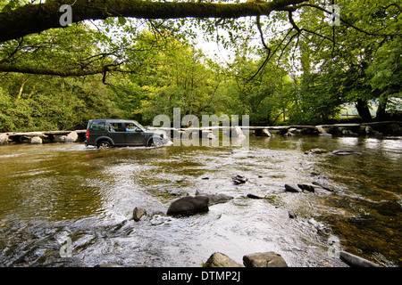 Tarr comme suit sur la rivière Barle, un pont au néolithique utilisé depuis plus de 5 000 ans. Banque D'Images