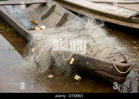 Le Brésil, l'Amazonie, Valeria Rivière, petit village de Boca da Valeria. Canoë local avec des filets de pêche. Banque D'Images