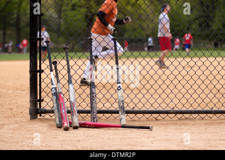 Les battes de baseball et des joueurs. Banque D'Images