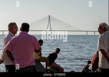 Dans la soirée, les gens se rassemblent autour de Mahim Bay Bandra et Worli et Link Bridge pour admirer le coucher du soleil. Banque D'Images