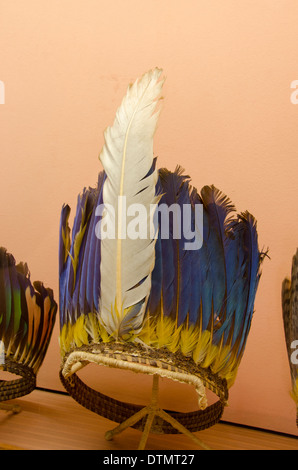 Le Brésil, l'Amazonie, Manaus, Musée indien. Affichage des Indiens indigènes amazoniens traditionnels coiffure. Banque D'Images